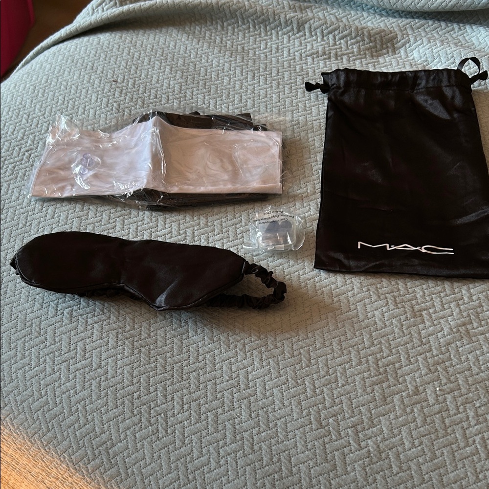 MAC Cosmetics Black Sleep Mask Set